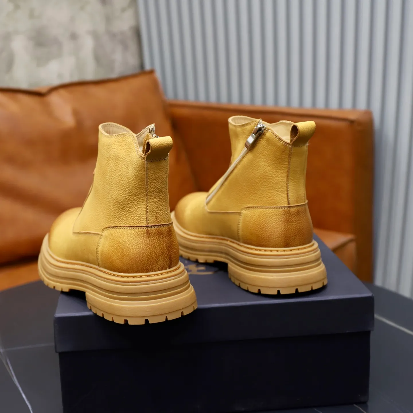 Ex-factory price: 680💰Thick wool imported from Australia Brand: UGG genuine purchasing agent Size: 38-44 (customized in 45) Grade: Official website 1:1 Material: First-layer genuine leather waterproof and antifreeze upper Real wool lining Original non-slip Soft wear-resistant outsole Style category: Men's casual shoes Trendy style Comfortable on the feet Color: Official website color synchronization